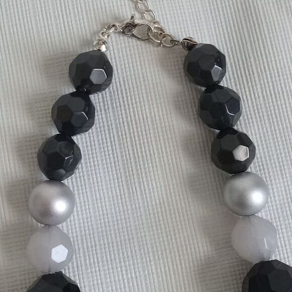 Black & Silvery Gray Multiple Shapes Chunky Beads Single Strand Fashion Necklace - Picture 7 of 10
